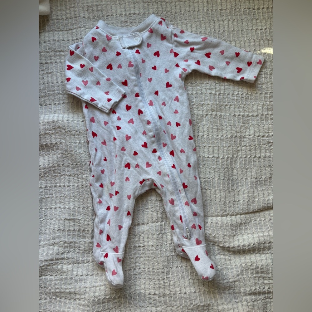Heart Print footed bodysuit VGUC 0-3M